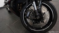 Kawasaki ZX-25R memakai pelek desain bintang 5 yang ringan tapi tetap rigid. Pelek tersebut lantas dibungkus dengan ban Dunlop GPR300 tipe radial dengan profil 110/70 R17 di depan dan 150/60 R17 di belakang.
