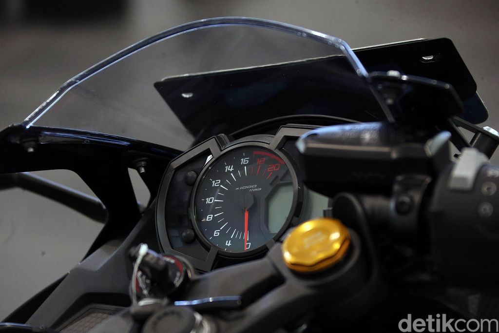 Setelah tertunda karena wabah virus Corona, Kawasaki Ninja ZX-25R akhirnya meluncur di Indonesia. Kawasaki Ninja ZX-25R dibanderol mulai Rp 96 juta.