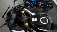 Kendati Kawasaki sudah memiliki model sportbike baru di segmen 250 cc dalam wujud Ninja ZX-25R, Ninja 250 FI yang mengusung mesin 2 silinder tetap dipasarkan.