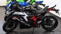Kawasaki Ninja ZX-25R versi standar kebagian warna metallic spark black.