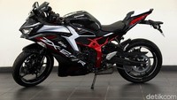 Motor ini juga sudah mengadopsi suspensi depan Upside Down (USD) 37 mm, dengan teknologi SFF-BP (Separate Function Fork-Big Piston). Dan suspensi belakang menggunakan Horizontal Back Link, dikombinasi lengan ayun asimetris (banana swingarm), yang diklaim menawarkan karakter progresif dan berkontribusi terhadap handling.