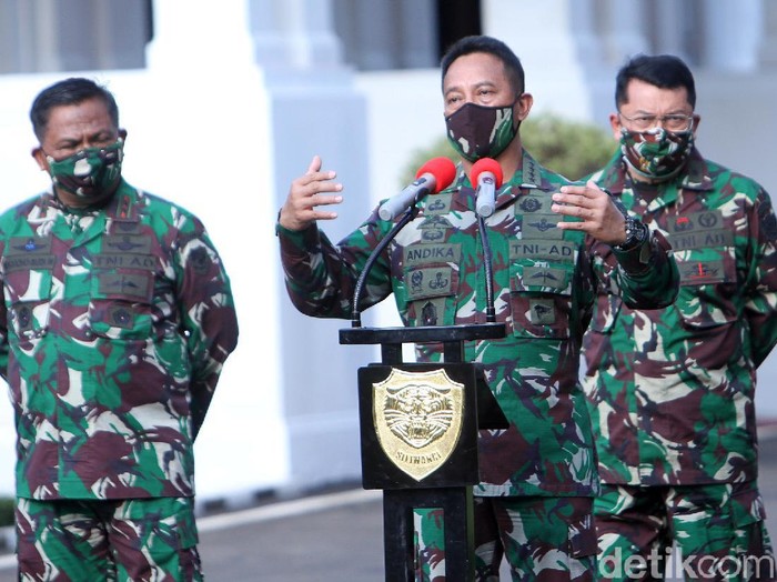Kepala Staf Angkatan Darat (KSAD) Jenderal TNI Andika Perkasa menjelaskan kronologi terungkapnya 1.280 orang di Sekolah Calon Perwira Angkatan Darat (Secapa AD) Bandung positif COVID-19. Konferensi pers dilakukan di Makodam III Siliwangi, Jalan Aceh, Kota Bandung, Sabtu (11/7/2020).