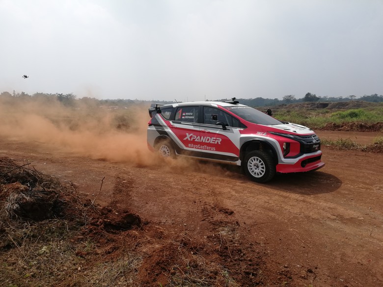Latihan Pertama Rifat Sungkar Menggunakan Xpander AP4 Rifat Sungkar akhirnya menjajal Xpander AP4 untuk pertama kalinya di lintasan offroad.