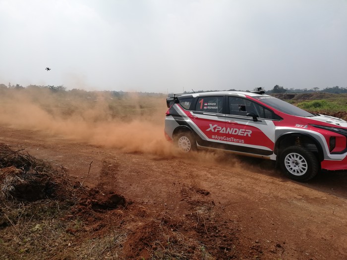Latihan Pertama Rifat Sungkar Menggunakan Xpander AP4 Rifat Sungkar akhirnya menjajal Xpander AP4 untuk pertama kalinya di lintasan offroad.