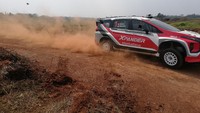 Mobil ini juga mengusung aerodinamika untuk mendukung laju mobil saat membelah angin. Konsep Mitsubishi Xpander AP4 yang dia gunakan sedikit banyak terbantu dari kondisi topografi lokasi sprint reli yang ada di Indonesia. Lokasi yang digunakan tidak berorientasi pada kecepatan tinggi. Jadi fungsi dari aerodinamika yang ada tidak begitu berpengaruh pada handling atau pengendalian mobil. Foto: Rizki Pratama