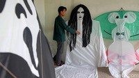 Perajin tersebut membuat layang-layang dengan berbagai bentuk, beberapa di antarnya menyerupai kuntilanak dan pocong.