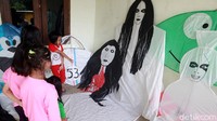 Layang-layang dibuat dengan ukuran besar. 