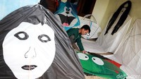 Kerajinan layangan berbahan rangka bambu, plastik, dan kain bekas berukuran besar dengan karakter hant, kartun, atau hewan tersebut dijual dengan kisaran harga Rp 50 ribu hingga Rp 100 ribu.