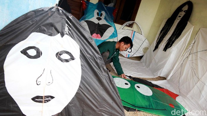 Layang-layang Kuntilanak dan Pocong Para perajin layangan hias menunjukan hasil kreasinya di Depok, Jawa Barat, Sabtu (11/7/2020). Kerajinan layangan berbahan rangka bambu, plastik, dan kain bekas berukuran besar dengan karakter hant, kartun, atau hewan tersebut dijual dengan kisaran harga Rp50 ribu hingga Rp100 ribu tergantung ukuran dan kerumitan gambar.