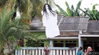 Saat diterbangkan, layang-layang kuntilanak itu sempat menyita perhatian warga.