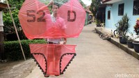 Layang-layang setinggi badan ini juga terlihat unik.