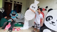 Para perajin layangan hias menunjukkan hasil kreasinya di Depok, Jawa Barat, Sabtu (11/7/2020).