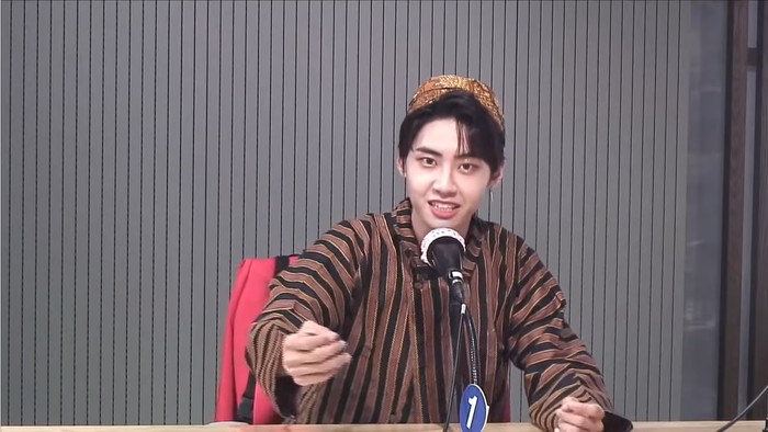 Lee Jin Hyuk Pakai Blangkon dan Lurik