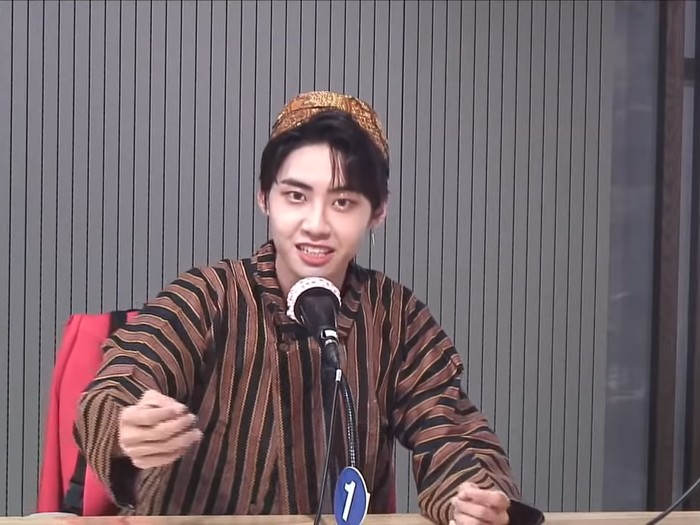 Lee Jin Hyuk Pakai Blangkon dan Lurik