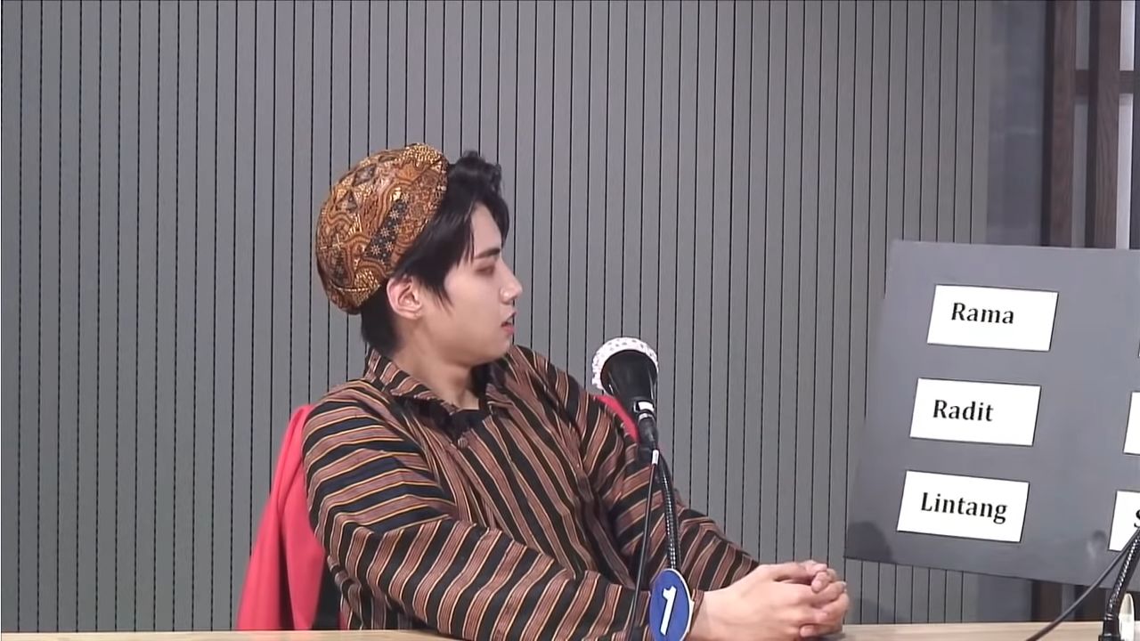 Lee Jin Hyuk Pakai Blangkon dan Lurik