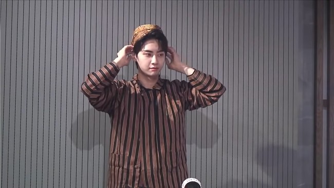 Lee Jinhyuk mengenakan baju tradisional Jawa saat mempromosikan albumnya di acara radio. Penggemar menilai personel UP10TION itu cocok memakai blangkon dan baju lurik bahkan dipanggil Mas Radit. Foto: YouTube KBS World Indonesia