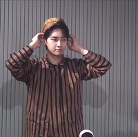 Lee Jinhyuk mengenakan baju tradisional Jawa saat mempromosikan albumnya di acara radio. Penggemar menilai personel UP10TION itu cocok memakai blangkon dan baju lurik bahkan dipanggil Mas Radit. Foto: YouTube KBS World Indonesia