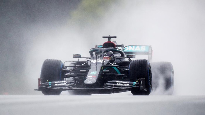 SPIELBERG, AUSTRIA - JULY 11: Lewis Hamilton of Great Britain driving the (44) Mercedes AMG Petronas F1 Team Mercedes W11 on track during qualifying for the Formula One Grand Prix of Styria at Red Bull Ring on July 11, 2020 in Spielberg, Austria. (Photo by Mark Thompson/Getty Images)
