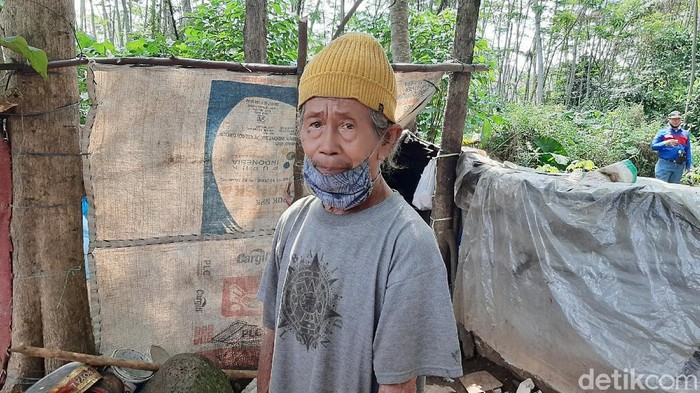Mbah Tarso yang tinggal di gubuk karung di Banyumas dibuatkan rumah oleh warga