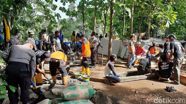 Mbah Tarso yang tinggal di gubuk karung di Banyumas dibuatkan rumah oleh warga
