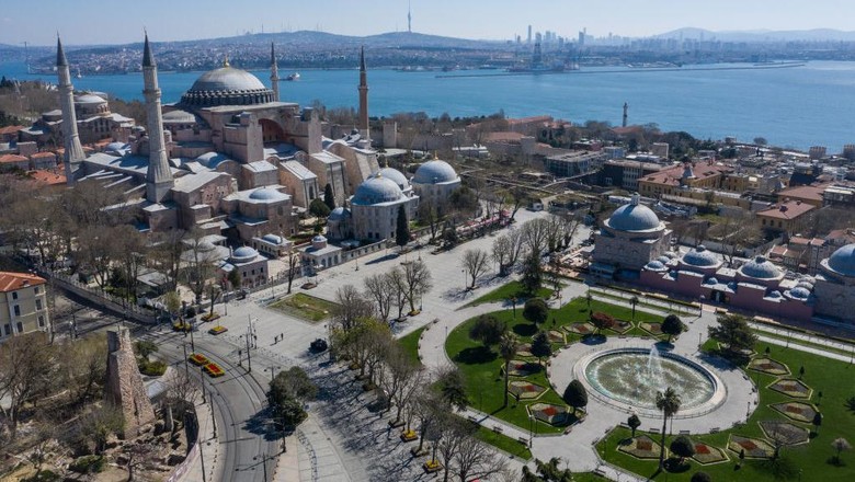 Melihat Lebih Dekat Hagia Sophia Pengadilan Turki menyetujui fungsi bangunan Hagia Sophia diubah dari museum menjadi masjid. Umat Islam di Turki dapat melangsungkan salat mulai 24 Juli 2020.