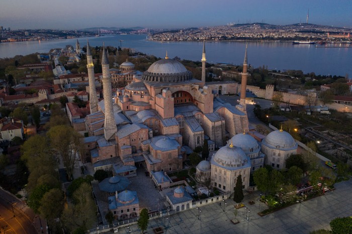 Pengadilan Turki menyetujui fungsi bangunan Hagia Sophia diubah dari museum menjadi masjid. Umat Islam di Turki dapat melangsungkan salat mulai 24 Juli 2020.