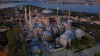 Warga dapat melaksanakan ibadah salat di bangunan bersejarah itu pada 24 Juli 2020. Presiden Turki Recep Tayyip Erdoga menyebut Salat Jumat pada 24 Juli akan menjadi ibadah pertama kali di Hagia Sophia usai status bangunan bersejarah itu diubah dari museum menjadi masjid. Burak Kara/Getty Images.