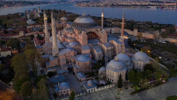 Pengadilan Turki menyetujui fungsi bangunan Hagia Sophia diubah dari museum menjadi masjid. Umat Islam di Turki dapat melangsungkan salat mulai 24 Juli 2020.