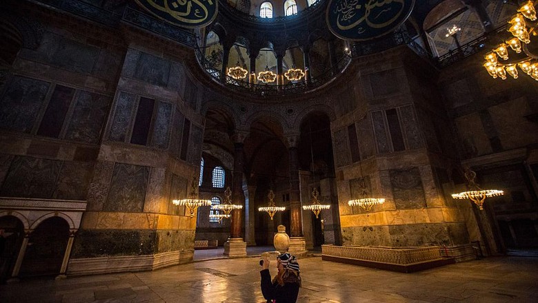 Pengadilan Turki menyetujui fungsi bangunan Hagia Sophia diubah dari museum menjadi masjid. Umat Islam di Turki dapat melangsungkan salat mulai 24 Juli 2020.