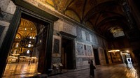 Perubahan Hagia Sophia dari museum menjadi masjid ini sempat memicu beda pendapat di masyarakat Turki. Chris McGrath/Getty Images.