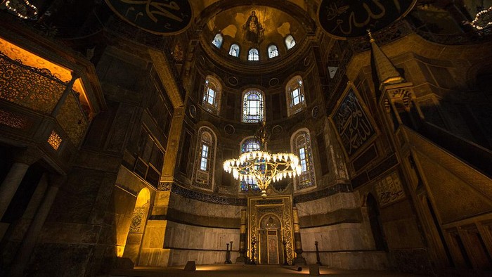 Pengadilan Turki menyetujui fungsi bangunan Hagia Sophia diubah dari museum menjadi masjid. Umat Islam di Turki dapat melangsungkan salat mulai 24 Juli 2020.