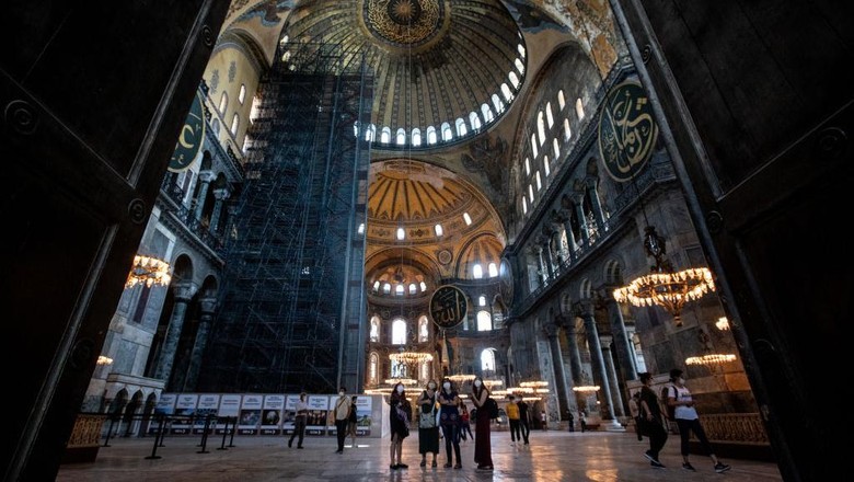 Melihat Lebih Dekat Hagia Sophia Pengadilan Turki menyetujui fungsi bangunan Hagia Sophia diubah dari museum menjadi masjid. Umat Islam di Turki dapat melangsungkan salat mulai 24 Juli 2020.