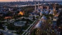 Hagia Sophia, bangunan bersejarah dengan interior megah ini berulang kali berubah fungsi. Pertama sebagai gereja, lalu masjid, kemudian museum dan sekarang kembali menjadi masjid. (Getty Images)