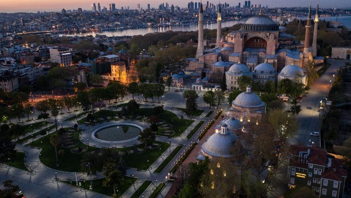 Pengadilan Turki menyetujui fungsi bangunan Hagia Sophia diubah dari museum menjadi masjid. Umat Islam di Turki dapat melangsungkan salat mulai 24 Juli 2020.