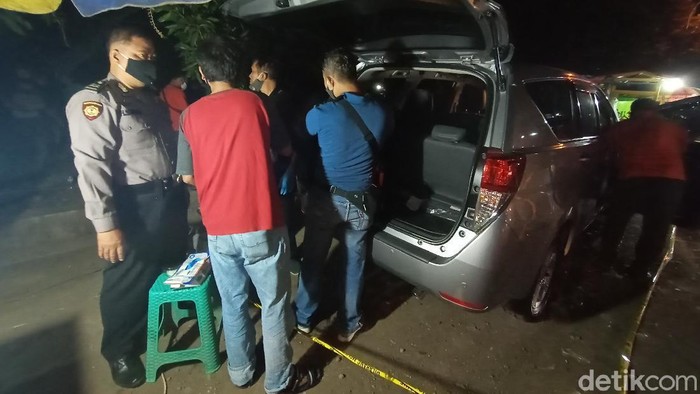 Mobil korban perampokan di Kudus yang ditinggal di jalan oleh pelaku.