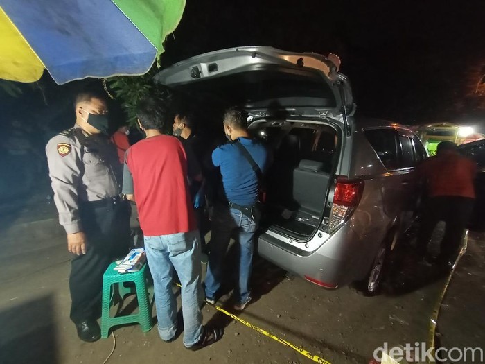 Mobil korban perampokan di Kudus yang ditinggal di jalan oleh pelaku.