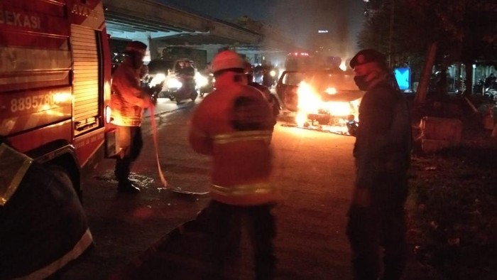Mobil terbakar di Bekasi