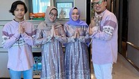 Dekat dengan keluarganya, ini momen Nino saat merayakan hari raya Lebaran dengan orangtuanyadan sang kakak, Cinta. Foto: Instagram @nino_kuya