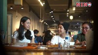 Nah kalau yang ini momen Nino jadi YouTuber saat sedang makan di salah satu restoran. Nino punya keahlian akting yang bagus lho. Foto: Instagram @nino_kuya