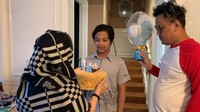 Nah kalau yang ini momen Nino jadi YouTuber saat sedang makan di salah satu restoran. Nino punya keahlian akting yang bagus lho. Foto: Instagram @nino_kuya