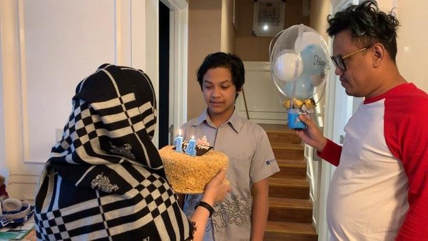 Kulineran Mewah Nino Kuya, Anak Uya Kuya yang Sering Prank Jadi Gembel