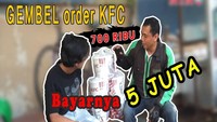 Nah kalau ini video saat Nino nyamar jadi gembel yang pesan makanan di restoran cepat saji. Pesan lewat driver ojek online, Nino bayar 5 juta lho. Foto: Instagram @nino_kuya