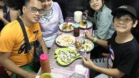 Nah kalau ini kebersamaan Nino saat makan malam bareng di kaki lima bersama keluarga lengkapnya. Foto: Instagram @nino_kuya