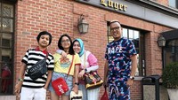 10. Nah ini momen kulineran mewah Nino bersama keluarganya, saat makan steak di restoran yang paling terkenal di New York. Foto: Instagram @nino_kuya