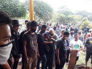 Tangis Ibunda Pecah Saat Jenazah Editor MetroTV Dimasukkan ke Liang Lahad