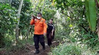 Warga dan relawan bergotong-royong membangun rumah untuk Mbah Tarso dan Sugiani.