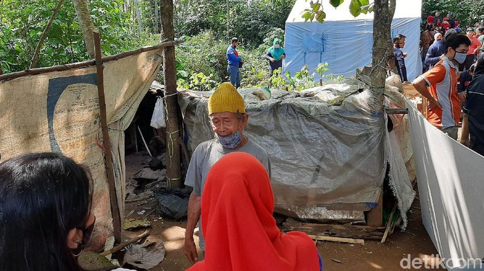 Pembangunan Rumah Mbah Tarso Warga dan relawan melakukan penggalangan dana untuk membuatkan rumah bagi Mbah Tarso dan istri yang selama ini tinggal di gubuk berbahan karung di Purwokerto.