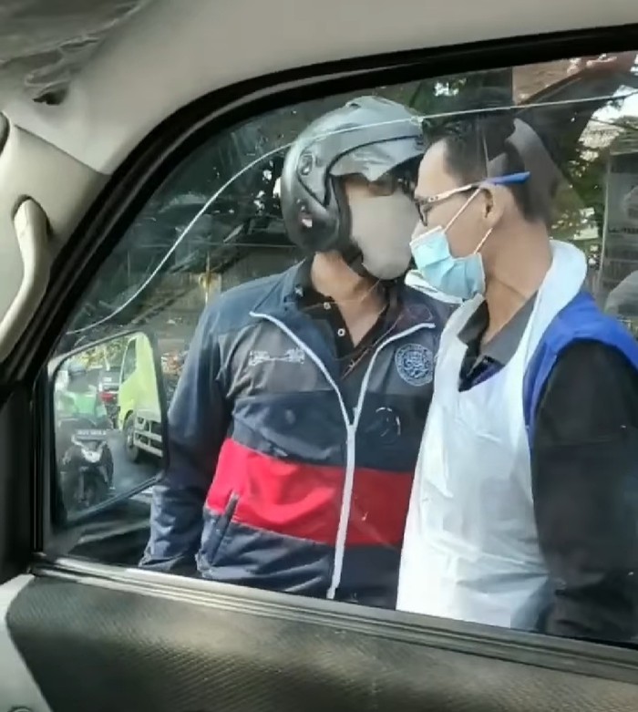 Pemotor Cekcok dengan Sopir Ambulans Gegara Hampir  Serempetan