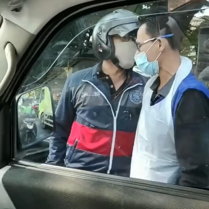 Pemotor Cekcok dengan Sopir Ambulans Gegara Hampir  Serempetan