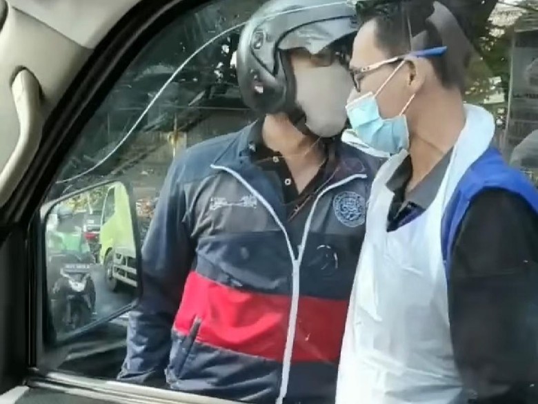 Pemotor Cekcok dengan Sopir Ambulans Gegara Hampir Serempetan Pemotor Cekcok dengan Sopir Ambulans Gegara Hampir Serempetan